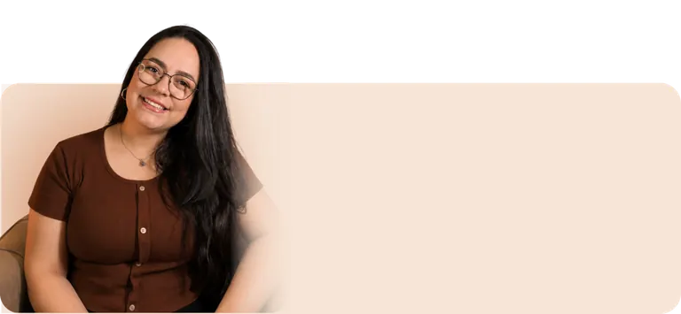 Géssica sorrindo, usando blusa marrom